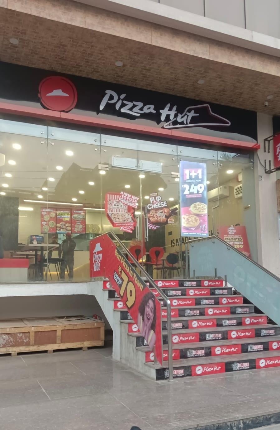 Pizza Hut storefront — glow sign & step branding